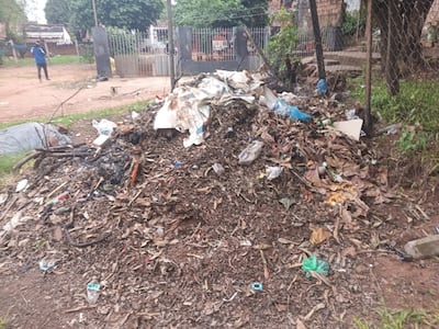 Pobladores del barrio rincón de Ñemby denuncian que personas extrañas al vecindario arrojan basura en patio baldío.