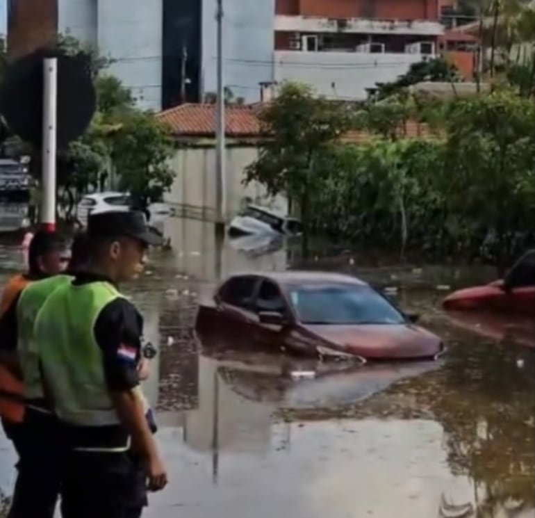 Autos bajo agua en el barrio Manorá, donde Nenecho prometió un desagüe pluvial.