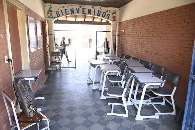 En este estrecho pabellón dan clases, debido a las obras, en la escuela del barrio Carlos Antonio López.
