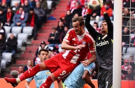 385
Múnich (Alemania), 21/03/2026.- Harry Kane del Múnich (izq.) y el portero del Union, Frederik Ronnow (der.), en acción durante el partido de la Bundesliga alemana entre el FC Bayern Múnich y el 1. FC Union Berlín, en Múnich, Alemania, el 21 de marzo de 2026. (Alemania) EFE/EPA/ANNA SZILAGYI
