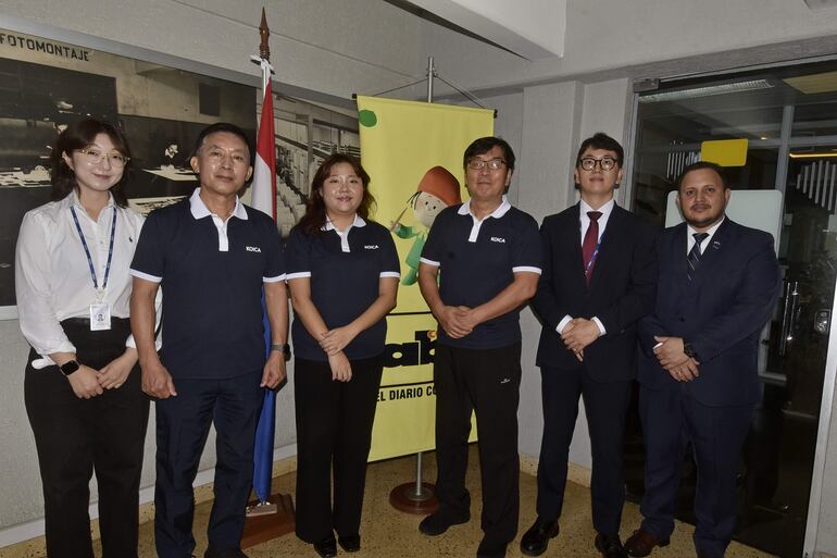 Acompañados por los coordinadores del programa, los voluntarios realizaron esta mañana una visita de cortesía a las instalaciones de ABC.