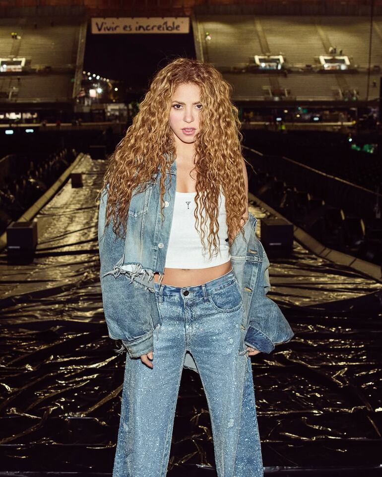 Shakira con un look total denim.
