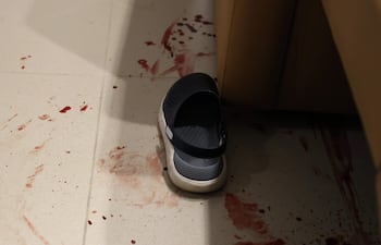 Manchas de sangre en el suelo en el hospital ibn Sina, en Yenín, luego de una redada por parte de fuerzas israelíes el pasado martes.