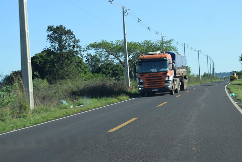 Camiones que transportan materia prima y leña hacia las alcoholeras de Paraguarí y Sapucái serían los responsables del deterioro de la capa asfáltica, según denuncian pobladores.