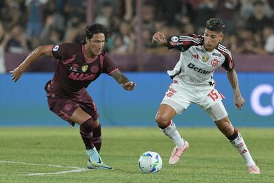 "El defensor paraguayo de Lanús, José María Canale, y el mediocampista colombiano de Flamengo, Jorge Carrascal, luchan por el balón durante el partido de ida de la final de la Recopa Sudamericana entre el Lanús de Argentina y el Flamengo de Brasil, en el Estadio Ciudad de Lanús, en la provincia de Buenos Aires.