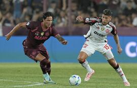 "El defensor paraguayo de Lanús, José María Canale, y el mediocampista colombiano de Flamengo, Jorge Carrascal, luchan por el balón durante el partido de ida de la final de la Recopa Sudamericana entre el Lanús de Argentina y el Flamengo de Brasil, en el Estadio Ciudad de Lanús, en la provincia de Buenos Aires.