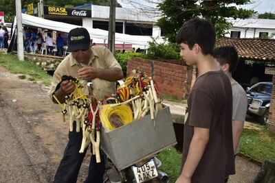 Muchos son los que ofrecen sus productos ante la gran cantidad de peregrinantes a Caacupé.