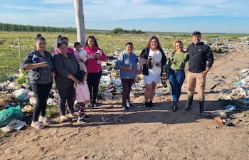 Vecinos del barrio San Isidro denuncian que el vertedero municipal, ubicado a unos 500 metros del complejo Divina Misericordia, genera malos olores, proliferación de moscas y posibles afecciones a la salud.