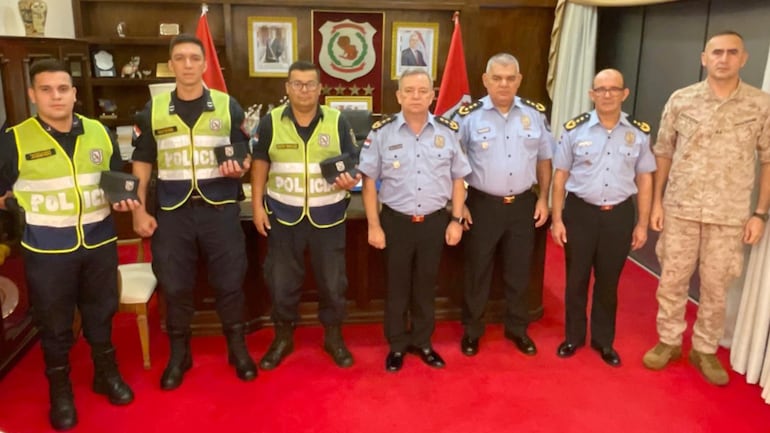 Los tres policías que eliminaron a un asaltante en Ñemby (con chalecos) fueron felicitados en la Comandancia.