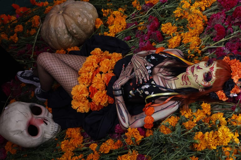 Diálogo entre dos mundos: la estética del Día de Muertos y los elementos propios del otoño y Halloween convergen en representaciones contemporáneas donde flores de cempasúchil, calaveras y calabazas comparten el mismo espacio visual. Foto: Tonatiuh Ontiveros (Pexels).