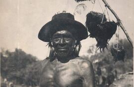 Guerrero nivaclé posa con cabelleras (Fuente: Archivo del Vicariato Apostólico del Pilcomayo).