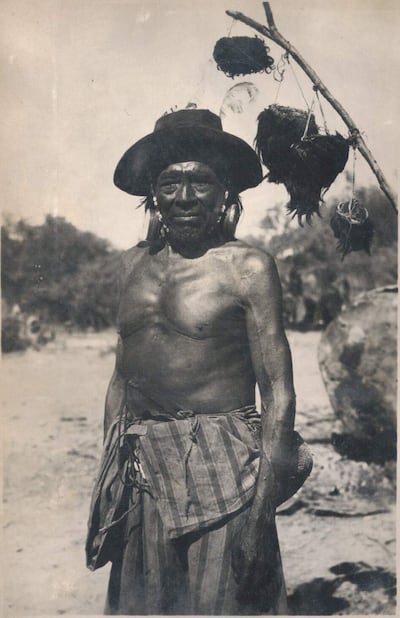 Guerrero nivaclé posa con cabelleras (Fuente: Archivo del Vicariato Apostólico del Pilcomayo).