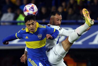 Luca Langoni (i), de Boca Juniors, disputa el balón con Emanuel Aguilera, durante el partido de la fecha pasada ante Tigre.