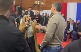 La concejal de Luque, Belén Maldonado, encaró al presidente Santiago Peña.