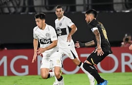 El paraguayo Rubén Lezcano, jugador de Olimpia, disputa el balón durante el partido frente a Barracas Central por la fecha 2 del Grupo G de la Copa Sudamericana 2026 en el estadio Defensores del Chaco, en Asunción, Paraguay.