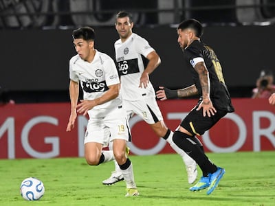 El paraguayo Rubén Lezcano, jugador de Olimpia, disputa el balón durante el partido frente a Barracas Central por la fecha 2 del Grupo G de la Copa Sudamericana 2026 en el estadio Defensores del Chaco, en Asunción, Paraguay.