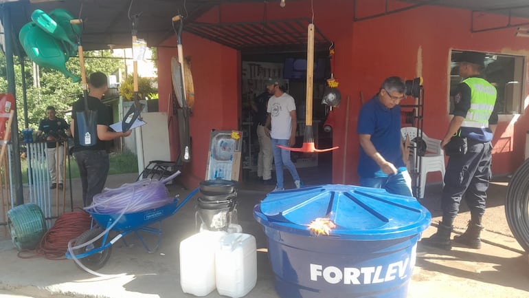 Agentes policiales realizan la inspección de rigor en el lugar del hecho.