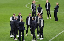 Los jugadores de Brujas recorriendo el campo de juego del Atlético de Madrid, donde el miércoles se enfrentan ambos por la vuelta de los play-off de la Champions.