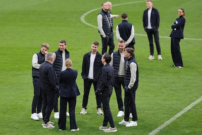 Los jugadores de Brujas recorriendo el campo de juego del Atlético de Madrid, donde el miércoles se enfrentan ambos por la vuelta de los play-off de la Champions.