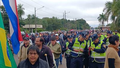 Los exobreros se manifiestan sobre la Ruta PY07, frente a la hidroeléctrica.
