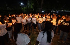 Personas participan en una vigilia frente al centro penitenciario Rodeo I este martes, en Zamora estado de Miranda (Venezuela). EFE