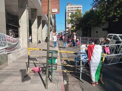 Pobladores de Maracaná están apostados frente a la sede del MOPC para exigir la construcción de asfaltado. 