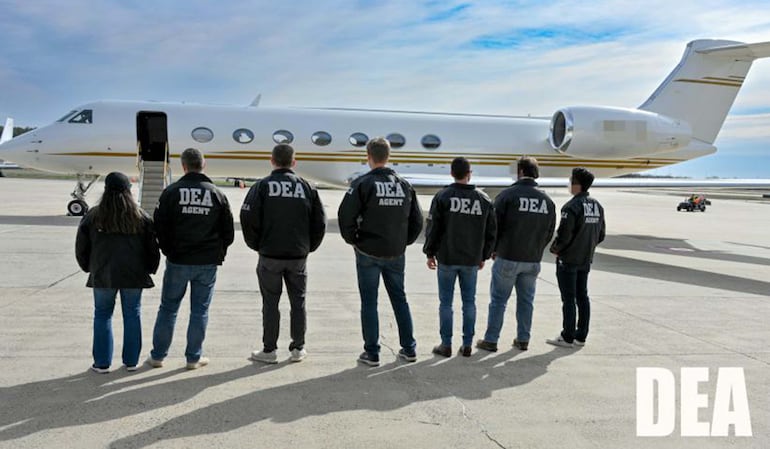 Agentes de la DEA frente al avión en el que levaron a Sebastián Marset a Estados Unidos.