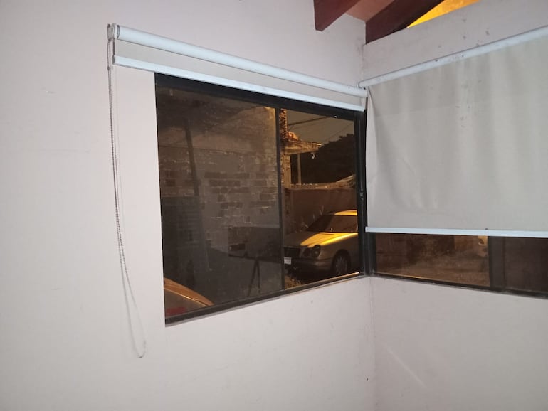 Los delincuentes forzaron las ventanas para ingresar al lugar.