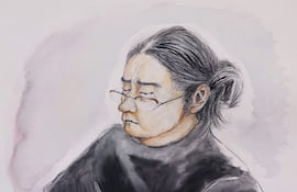 Este boceto judicial, ilustrado por Haruka Matsumoto, muestra a Tetsuya Yamagami, acusado en el juicio por el asesinato del ex primer ministro Shinzo Abe, escuchando la explicación del veredicto en el Tribunal de Distrito de Nara el 21 de enero de 2026.