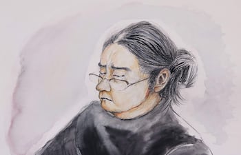 Este boceto judicial, ilustrado por Haruka Matsumoto, muestra a Tetsuya Yamagami, acusado en el juicio por el asesinato del ex primer ministro Shinzo Abe, escuchando la explicación del veredicto en el Tribunal de Distrito de Nara el 21 de enero de 2026.