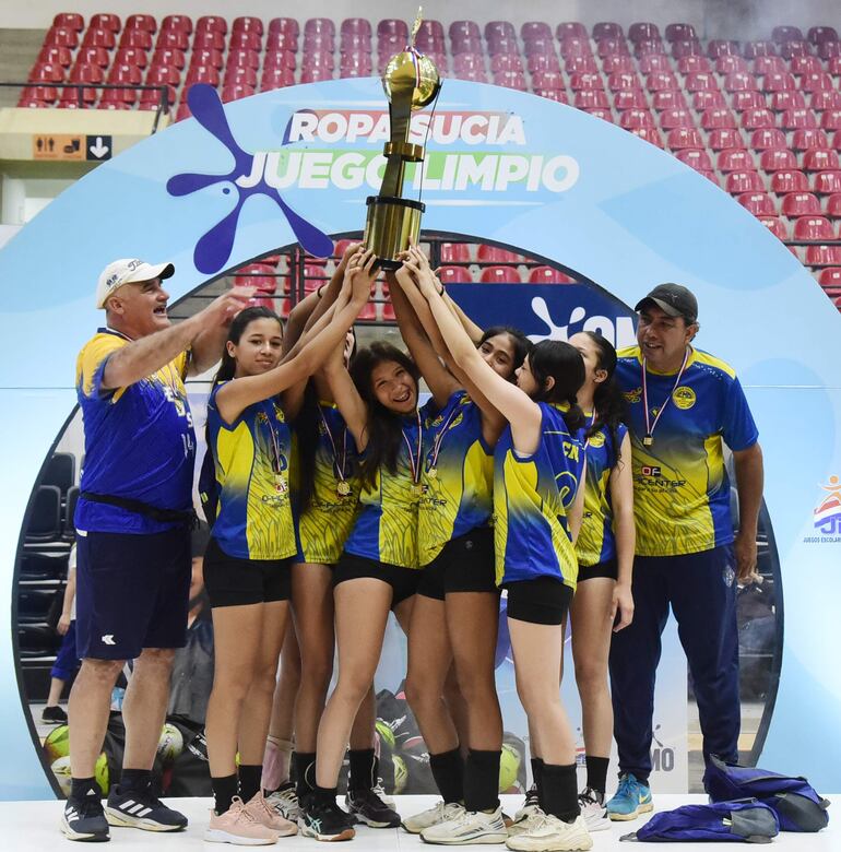 Las niñas del Colegio Nacional EMD Gral. Elizardo Aquino de Luque lograron el título en Sub 14 luego de superar por 3-0 a las alumnas del Colegio Neuland del Chaco.