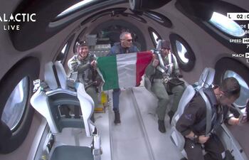 Fotografía cedida por la compañía de Virgin Galactic en la que se observa la bandera de Italia desplegada en el espacio como señal del éxito del vuelo espacial comercial. (AFP)