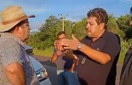 Con sombrero, el intendente de Guayaibí, Álvaro Saldívar, durante la discusión con un interventor de DNIT, que retuvo su producción de mandioca.