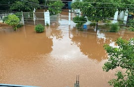 Temporal deja casas anegadas y vehículos varados en Luque