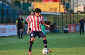 Robert Junior Silguero (14 años), la gran figura albirrojita, en su presentación en el cuadrangular sub 15, portando el dorsal 10,