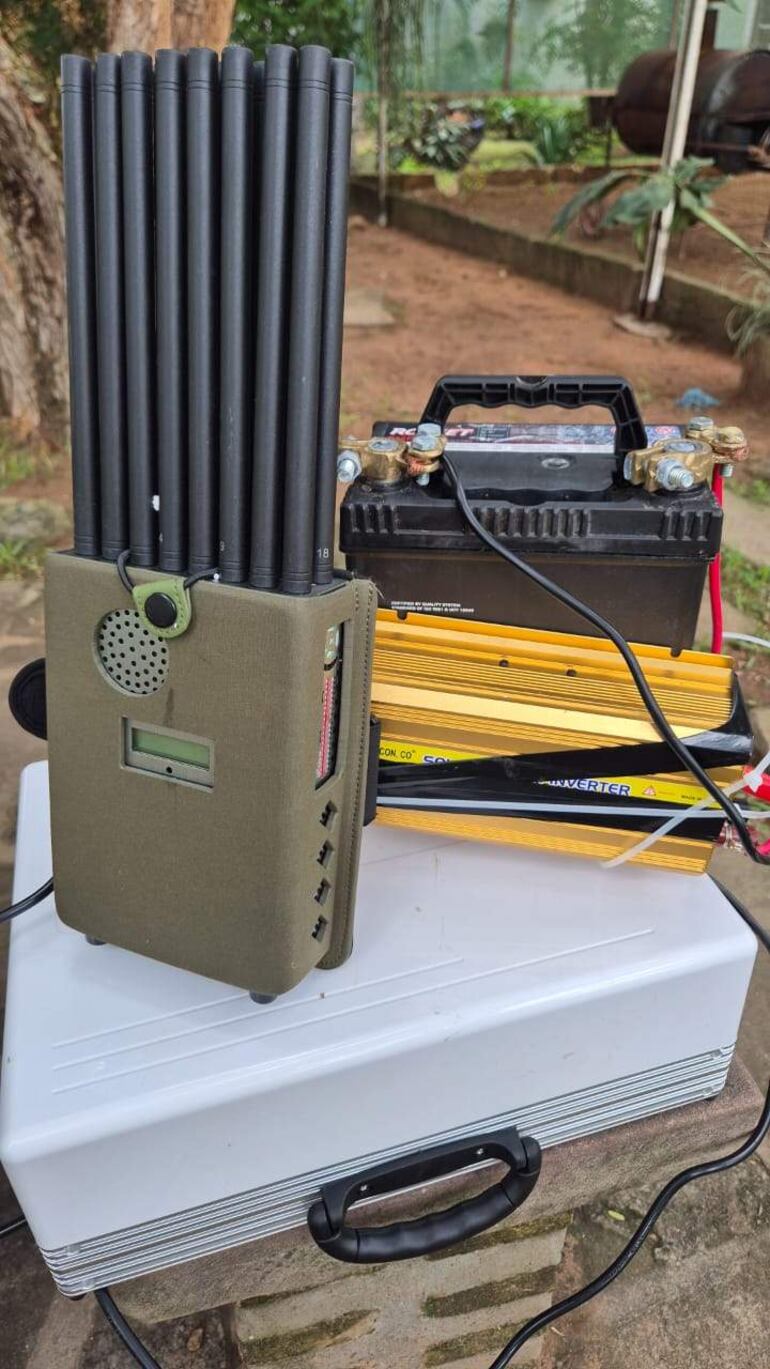 Dispositivo técnico con múltiples antenas y pantalla digital en ambiente natural.