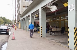 Autoridades de varias instituciones intervienen en la fábrica de embutidos Ochsi, de la ciudad de San Lorenzo, tras una presunta fuga de amoniaco reportada cerca de las 9:00 de este lunes 15 de julio.