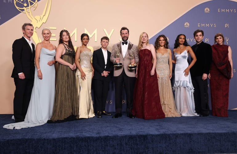 El elenco de 'The Pitt' durante la gala de los Emmy.