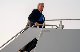 El presidente de EE. UU., Donald Trump, aborda el Air Force One en el Aeropuerto Internacional de Palm Beach el 16 de febrero de 2026 en West Palm Beach, Florida.