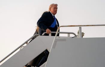 El presidente de EE. UU., Donald Trump, aborda el Air Force One en el Aeropuerto Internacional de Palm Beach el 16 de febrero de 2026 en West Palm Beach, Florida.