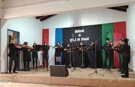 Integrantes del Ensamble de Violines y del Coro del Conservatorio de Música “Luis Alberto del Paraná” de la ciudad de Altos.