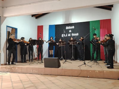 Integrantes del Ensamble de Violines y del Coro del Conservatorio de Música “Luis Alberto del Paraná” de la ciudad de Altos.