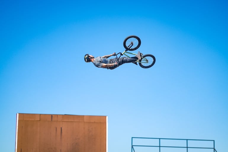 José "Maligno" Torres, campeón olímpico en BMX, demostró su talento durante la COP EXPO 2026.