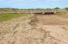El canal paraguayo del Pilcomayo se encuentra colmatado. Los puentes se llenaron de madera y sedimentos.