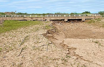 El canal paraguayo del Pilcomayo se encuentra colmatado. Los puentes se llenaron de madera y sedimentos.