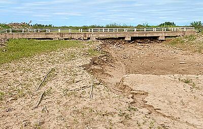 El canal paraguayo del Pilcomayo se encuentra colmatado. Los puentes se llenaron de madera y sedimentos.