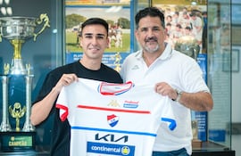 El lateral-volante por derecha, Juan Segundo Feliú en compañía del presidente de Nacional, Enrique Sánchez.