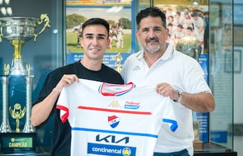 El lateral-volante por derecha, Juan Segundo Feliú en compañía del presidente de Nacional, Enrique Sánchez.