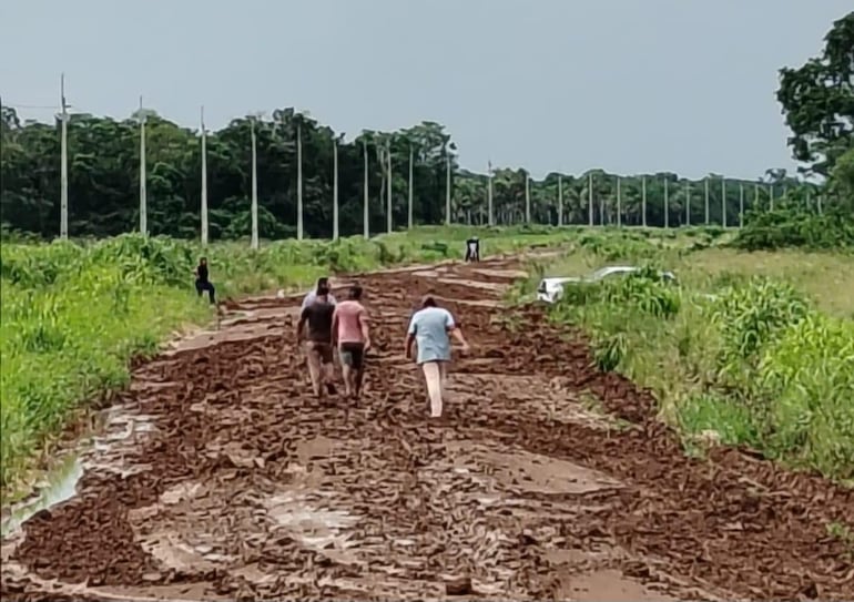 Un vehículo todo terreno cayó en la cuneta, mientras que otros conductores buscan ayudar en el camino que conduce a Fuerte Olimpo y Bahía Negra.