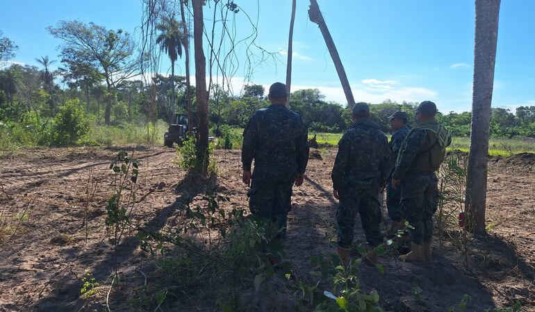Militares del CODI observan la maquinaria utilizada en la misión de búsqueda en Horqueta.
